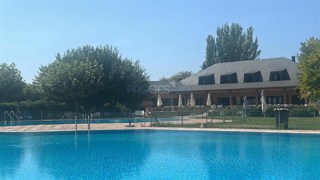 Piscina y cafeteria